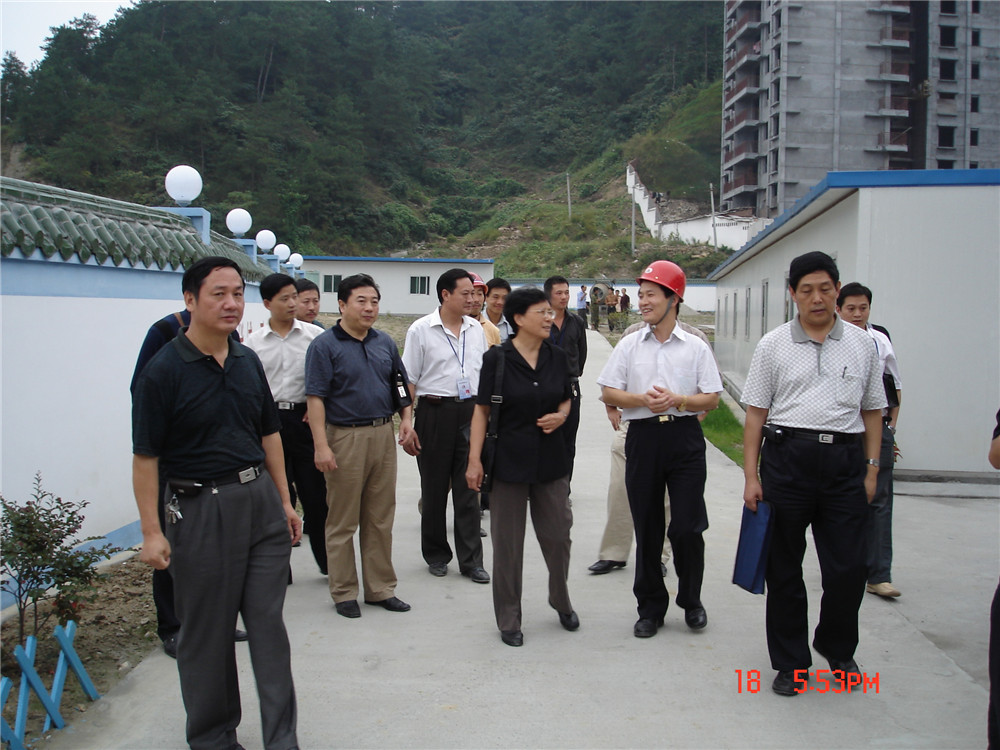 16湖北省建设厅副厅长武孟灵视察视察J9国际站集团十堰市游泳馆项目部